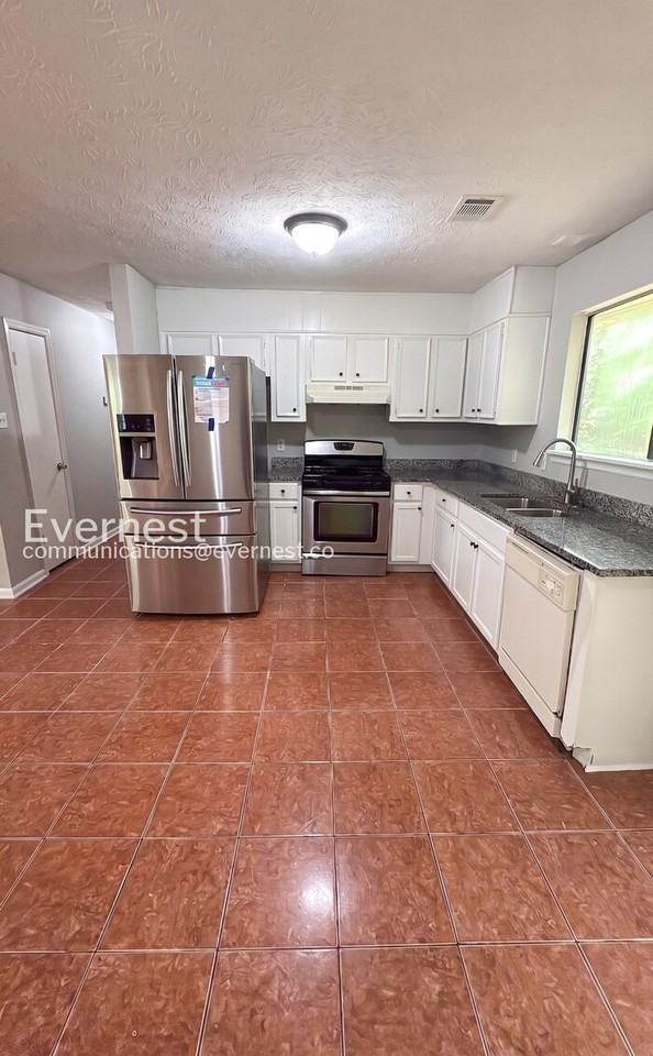 596 Crestmont Ct - Photo 6 of 27