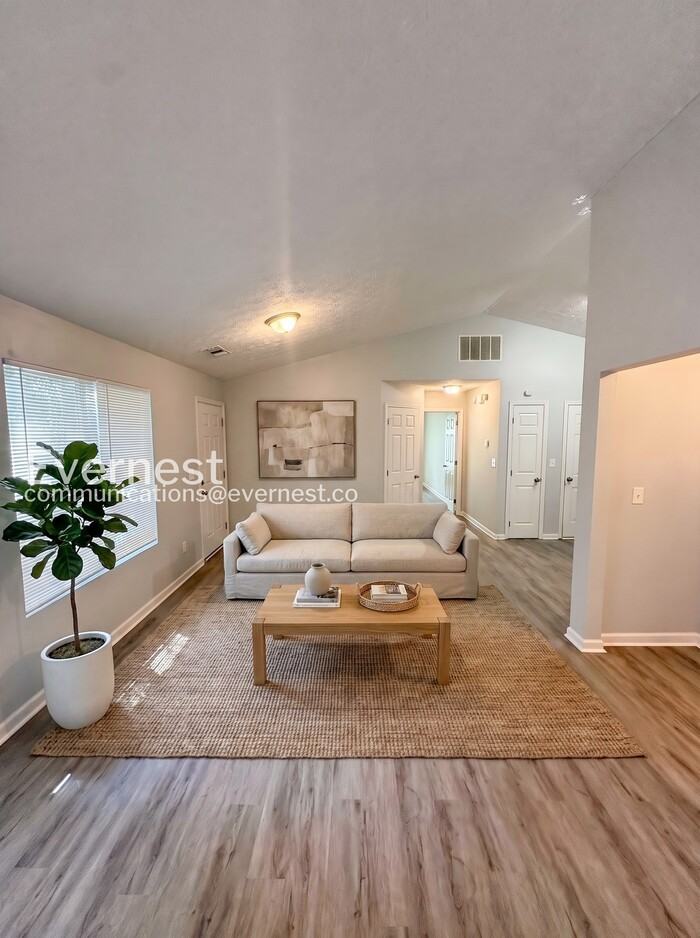 1408 Creek View Dr - Photo 3 of 20