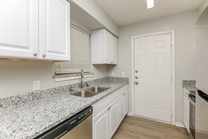 1214 Lynn St - Photo 6 of 19
