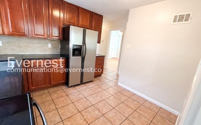 7216 Dartmouth Ave #B - Photo 3 of 23