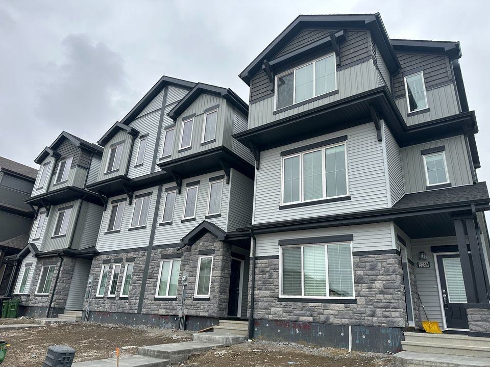 5241 21a Ave Sw - Photo 3 of 14