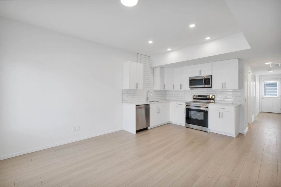 5241 21a Ave Sw - Photo 4 of 14