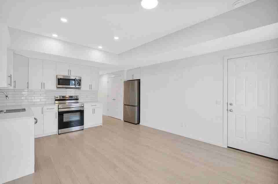 5241 21a Ave Sw - Photo 5 of 14