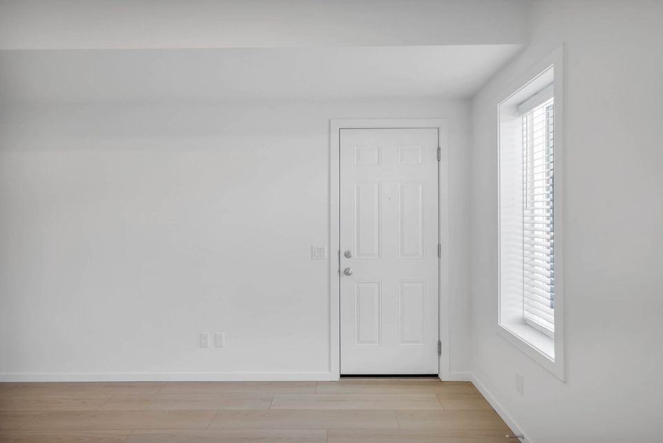 5241 21a Ave Sw - Photo 6 of 14