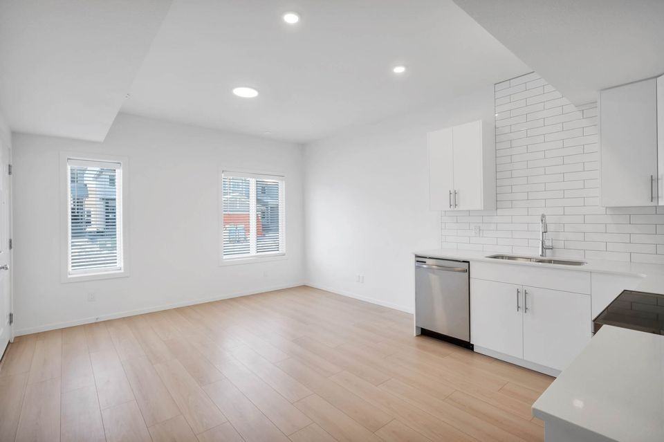 5241 21a Ave Sw - Photo 7 of 13