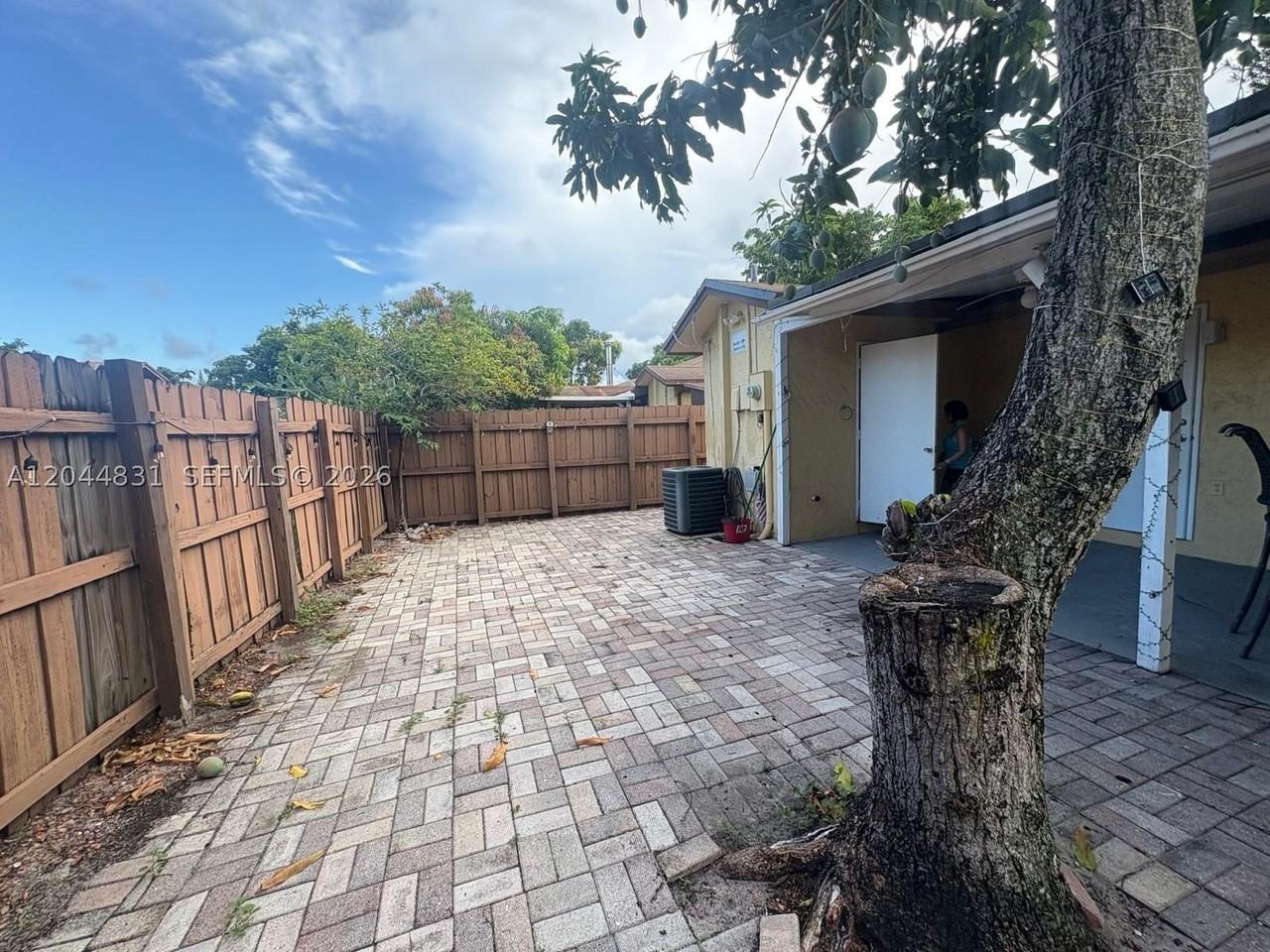 4402 Nw 5th Ave #4402 - Photo 5 of 12