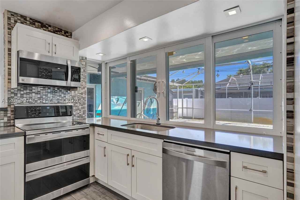 9240 Sw 54th St - Photo 4 of 45