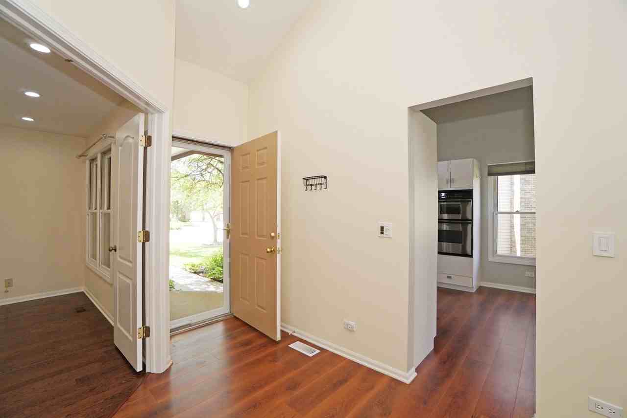 229 Willow Pkwy - Photo 3 of 32