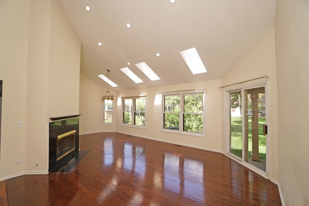 229 Willow Pkwy - Photo 4 of 32