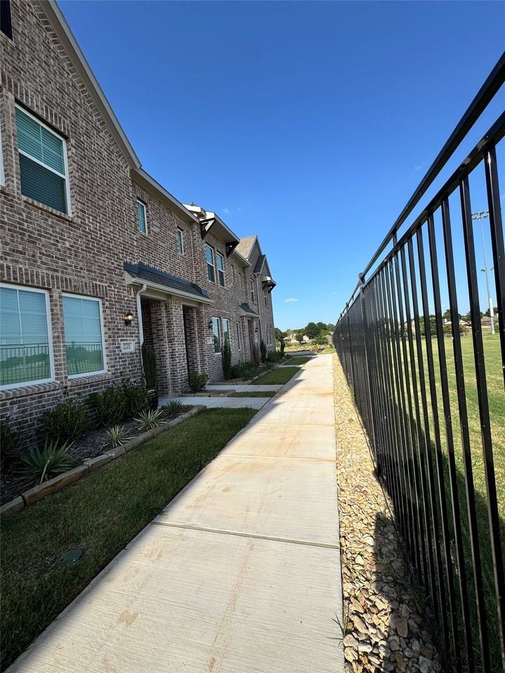 5720 Lakeview Dr - Photo 4 of 30