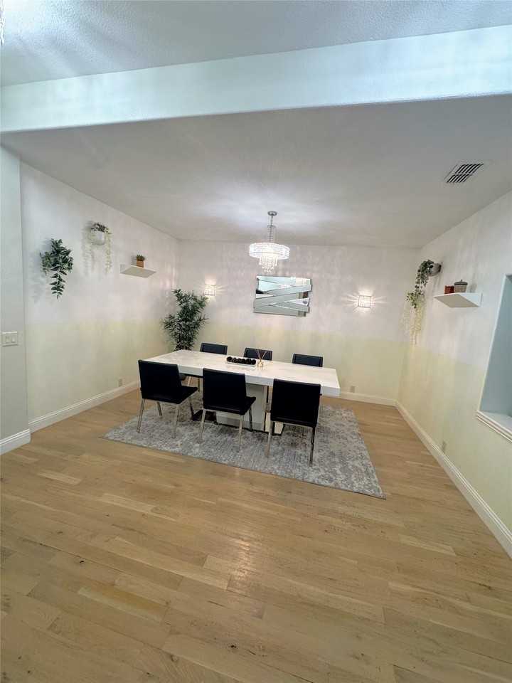 2324 Kemerton - Photo 6 of 38