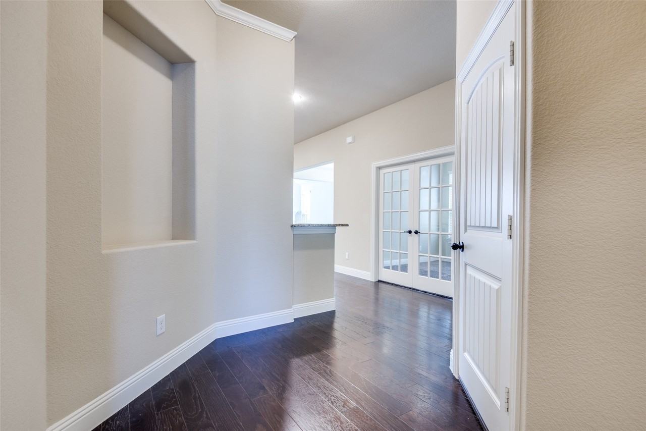 309 Harcourt Ave - Photo 4 of 24