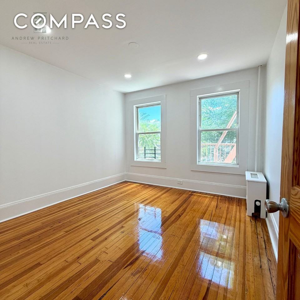 2211 Crescent St #2 - Photo 3 of 10
