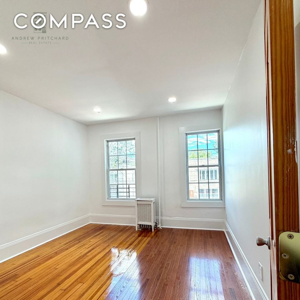 2211 Crescent St #2 - Photo 4 of 10