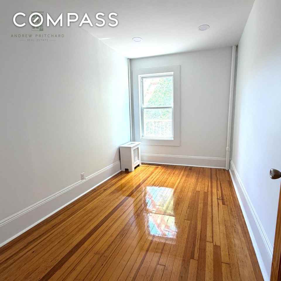 2211 Crescent St #2 - Photo 6 of 10