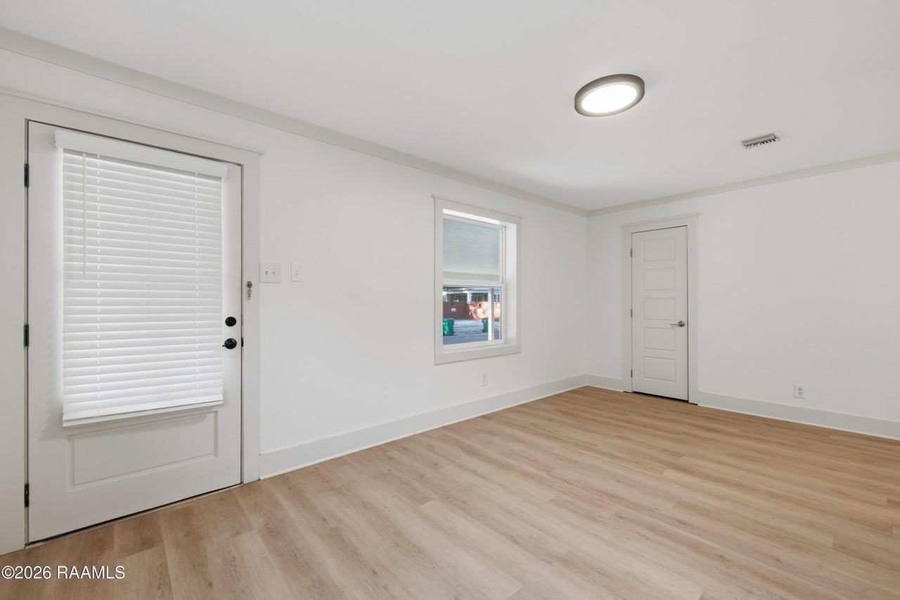 104 Howard Ave - Photo 4 of 25