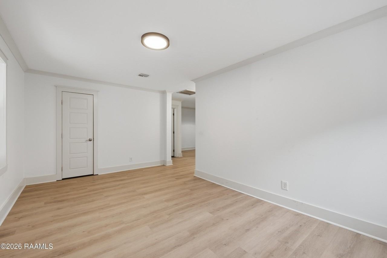 104 Howard Ave - Photo 5 of 25