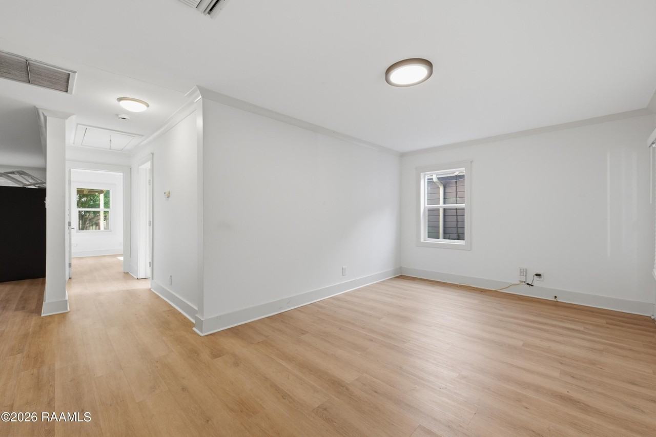 104 Howard Ave - Photo 6 of 25