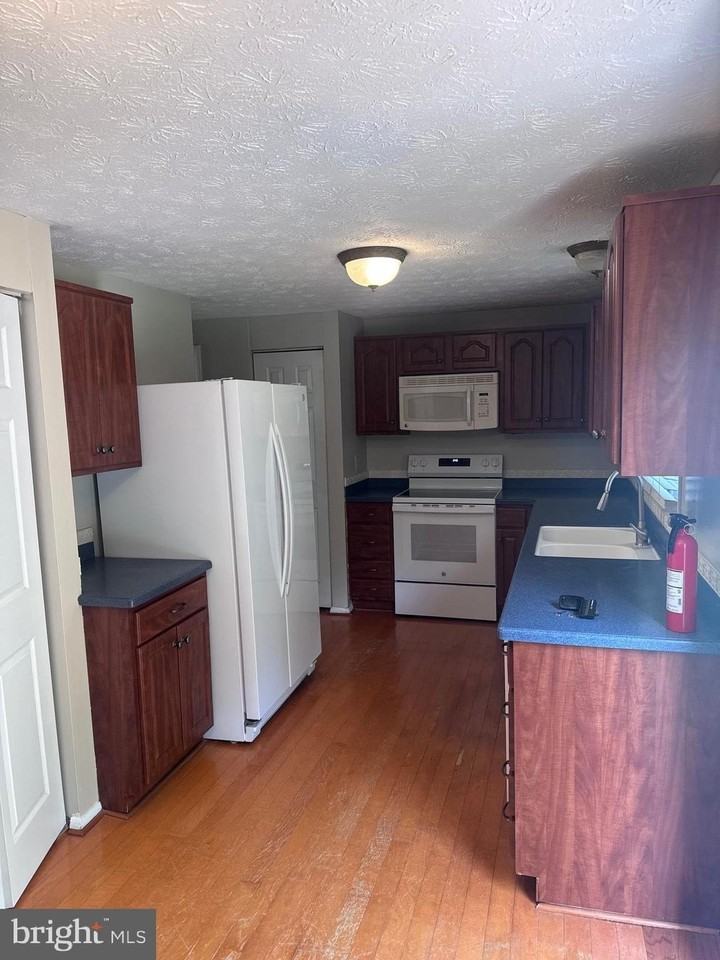 13767 Cabells Mill Dr - Photo 5 of 12