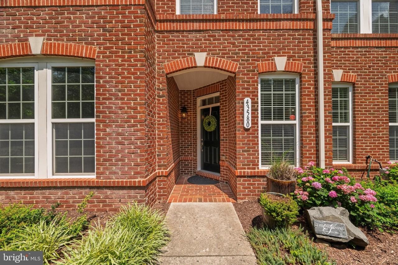 43580 Popes Creek Sq - Photo 2 of 50