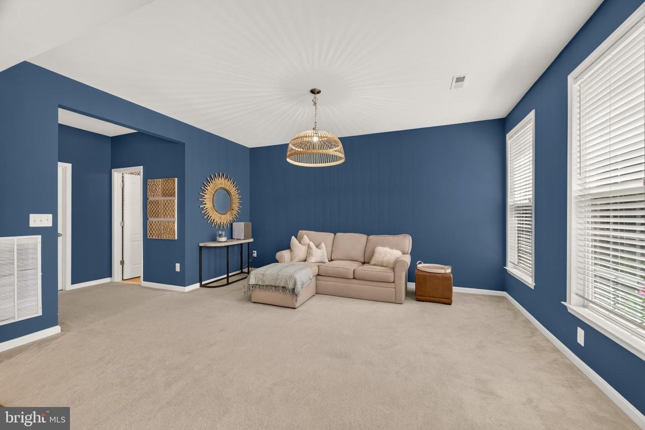 43580 Popes Creek Sq - Photo 4 of 50
