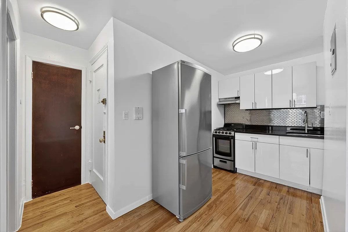 222 W 10th St #4A - Photo 3 of 4