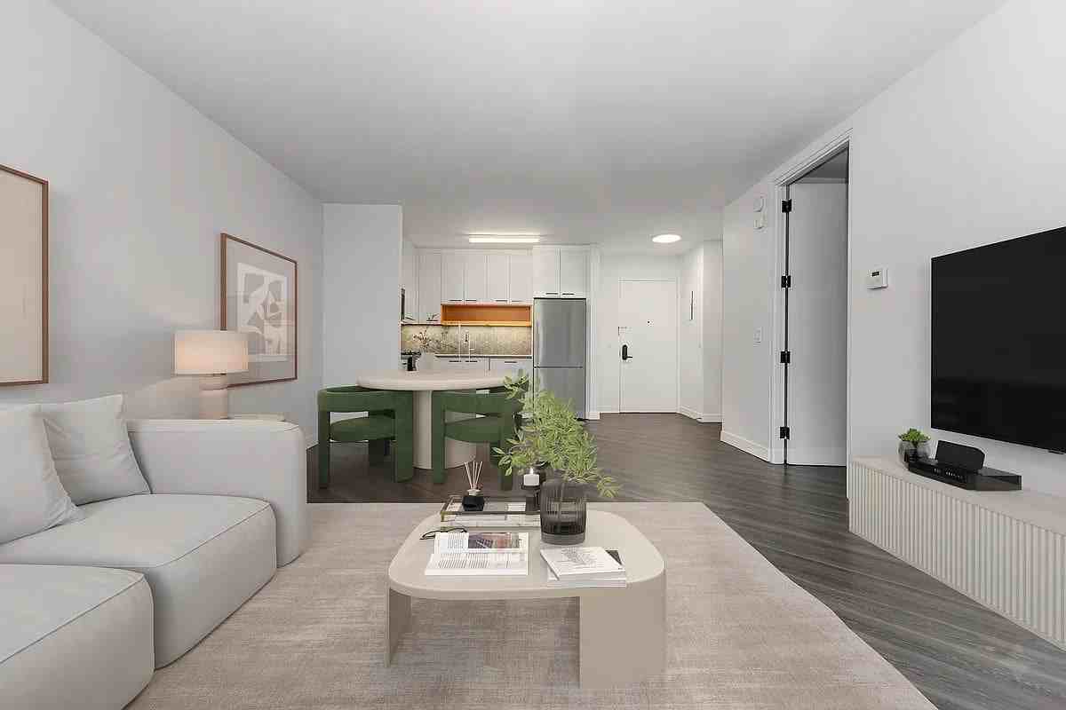 250 E Houston St #5G - Photo 2 of 10