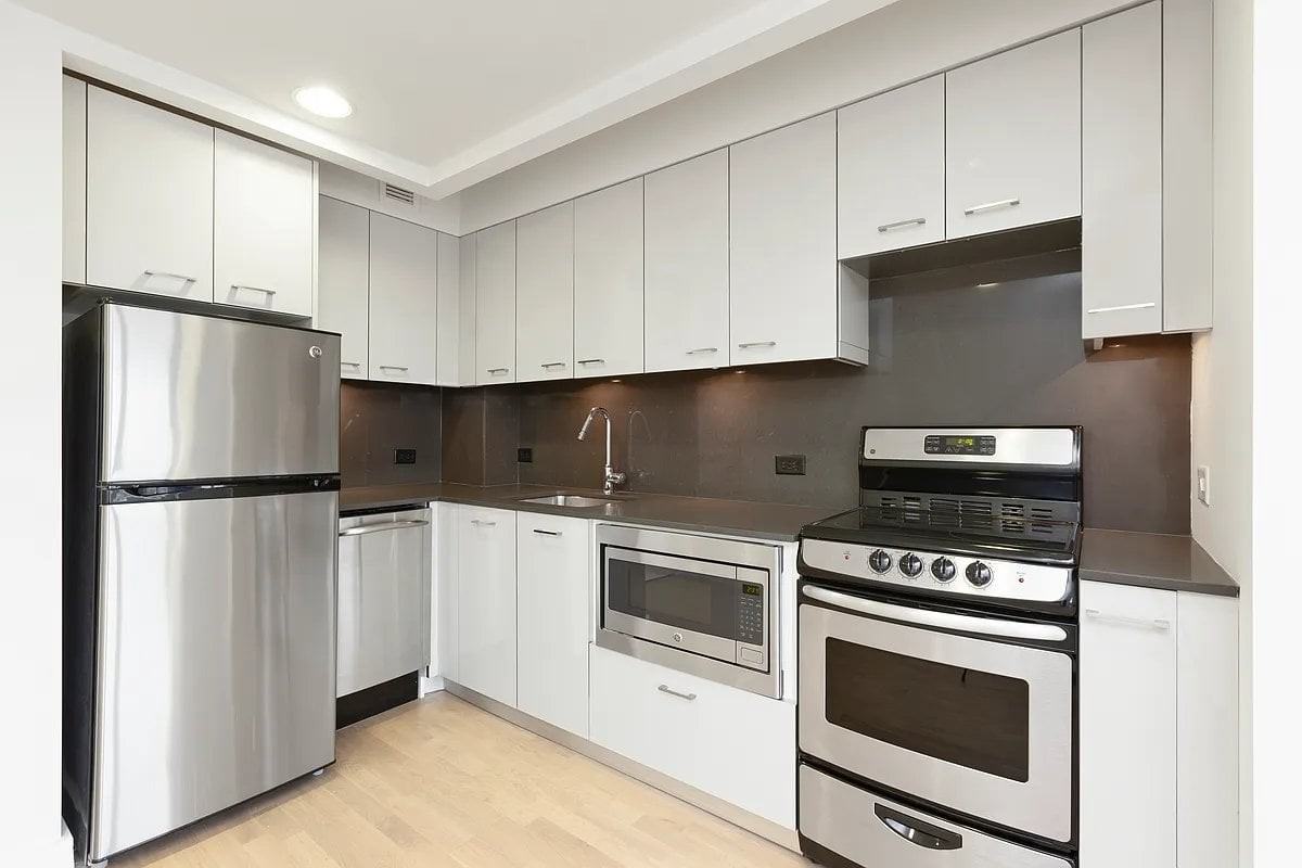 3157 31st St #602 - Photo 5 of 6