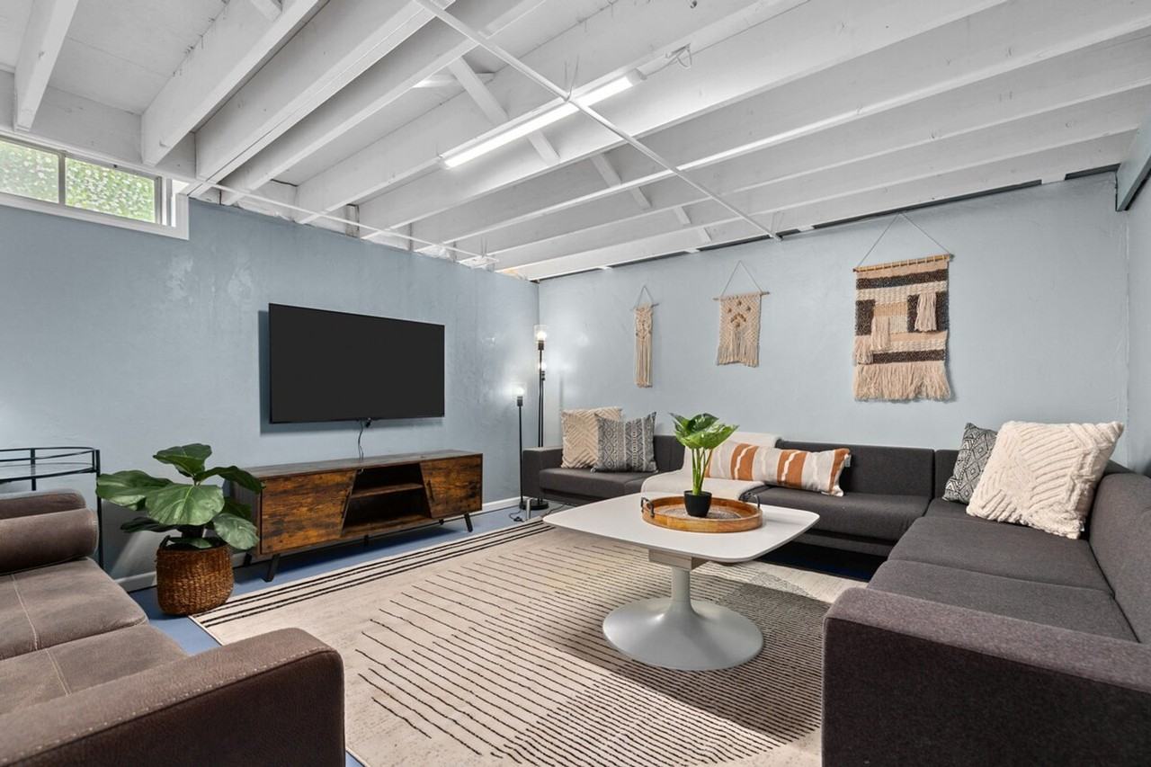 733 W 4th St #1296521P - Photo 4 of 29