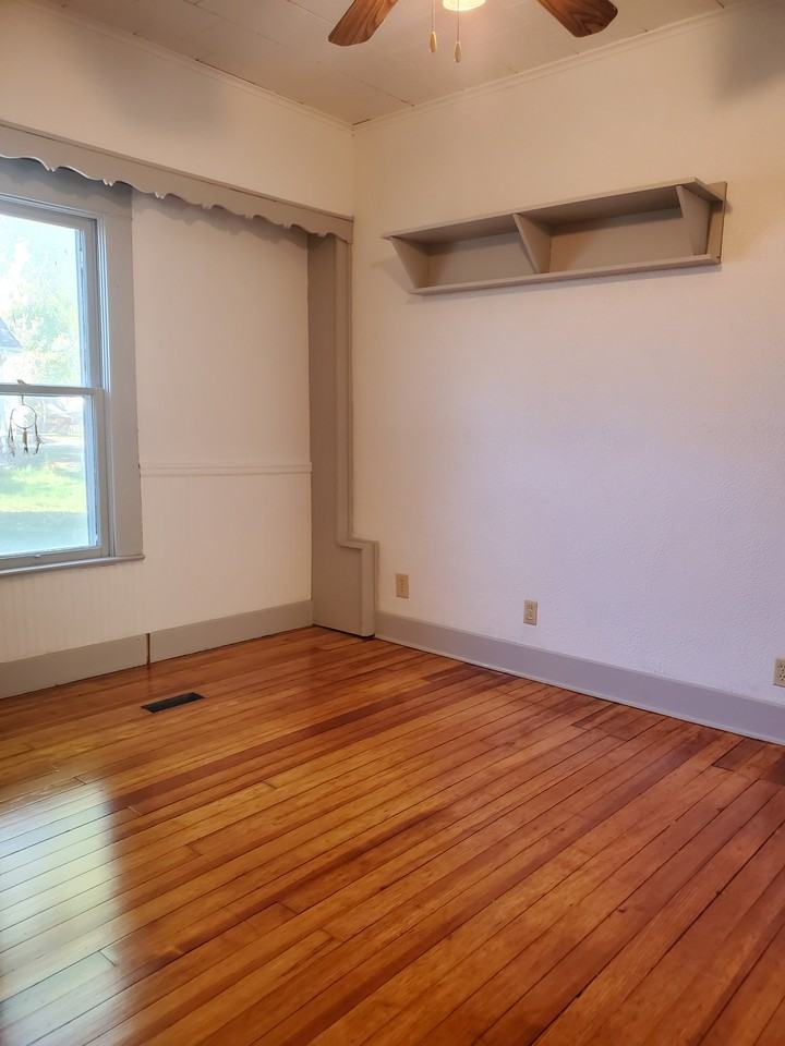 729 Blunt St - Photo 3 of 5