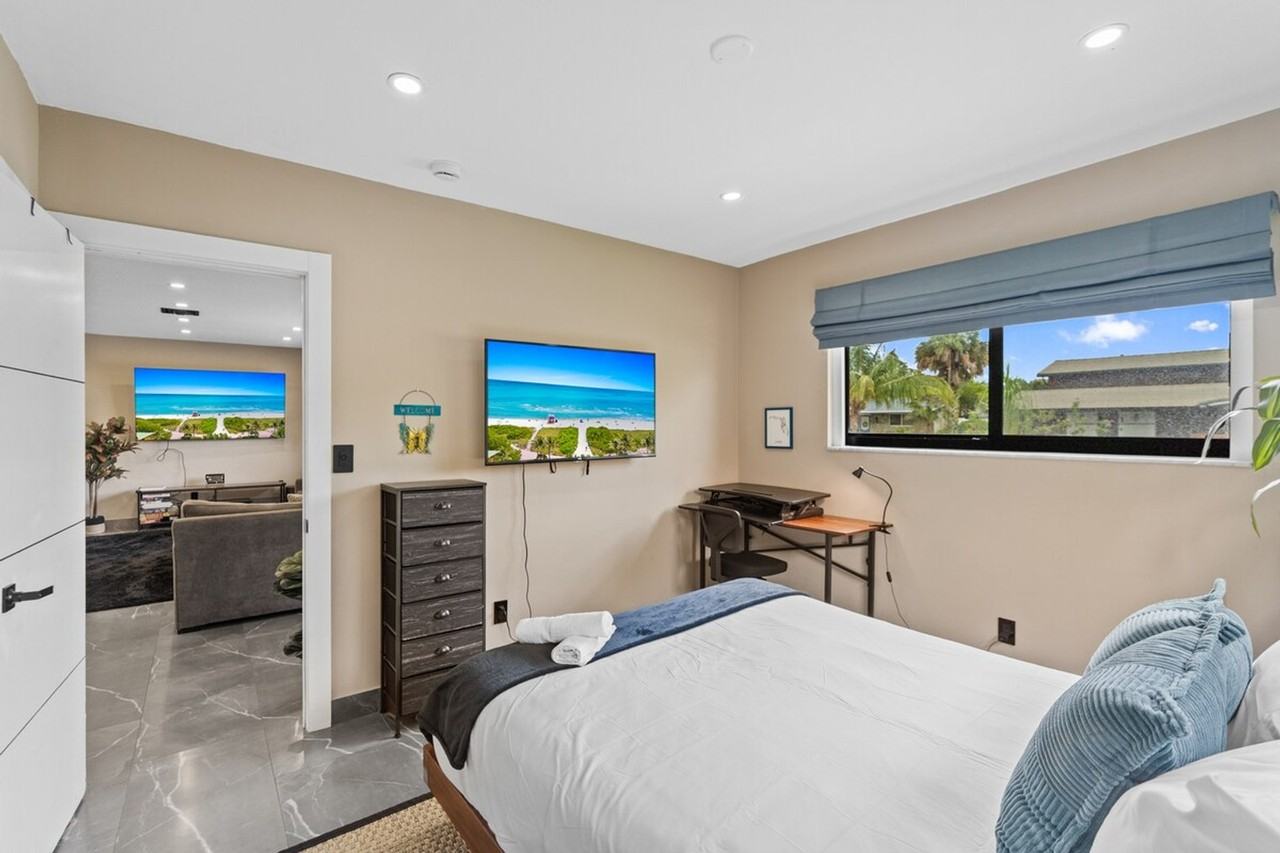 2111 N 53rd Ave #1565481P - Photo 4 of 39