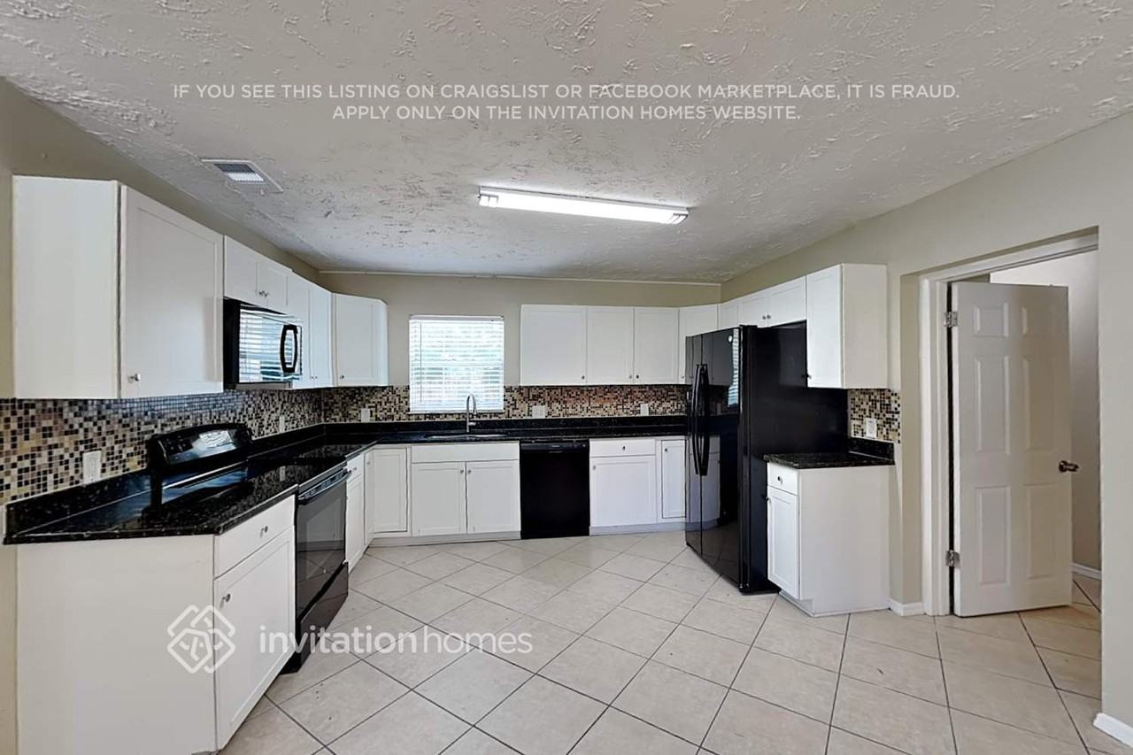 923 38th St W - Photo 6 of 18