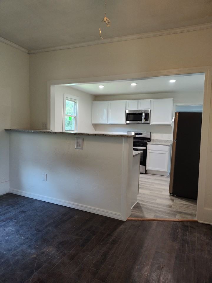 323 S West St - Photo 2 of 16