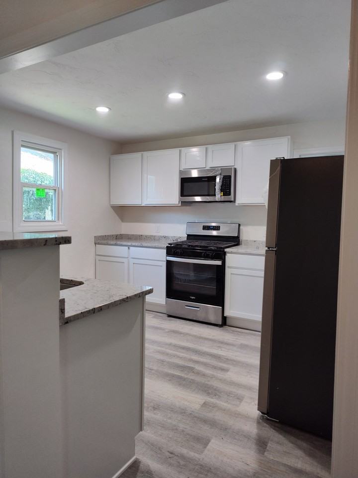 323 S West St - Photo 3 of 16