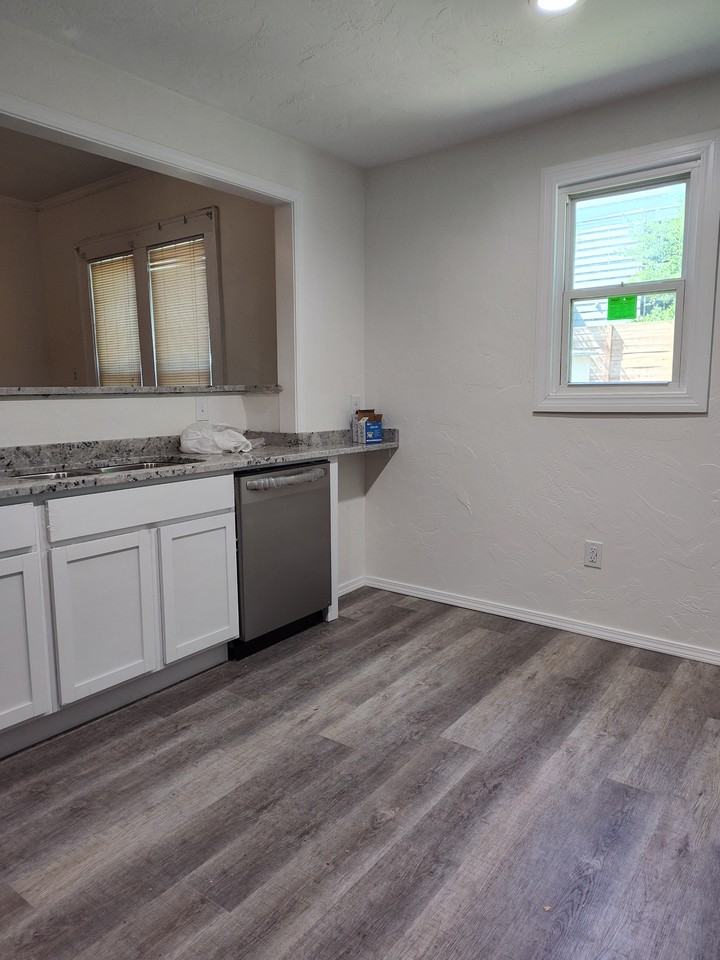 323 S West St - Photo 5 of 16