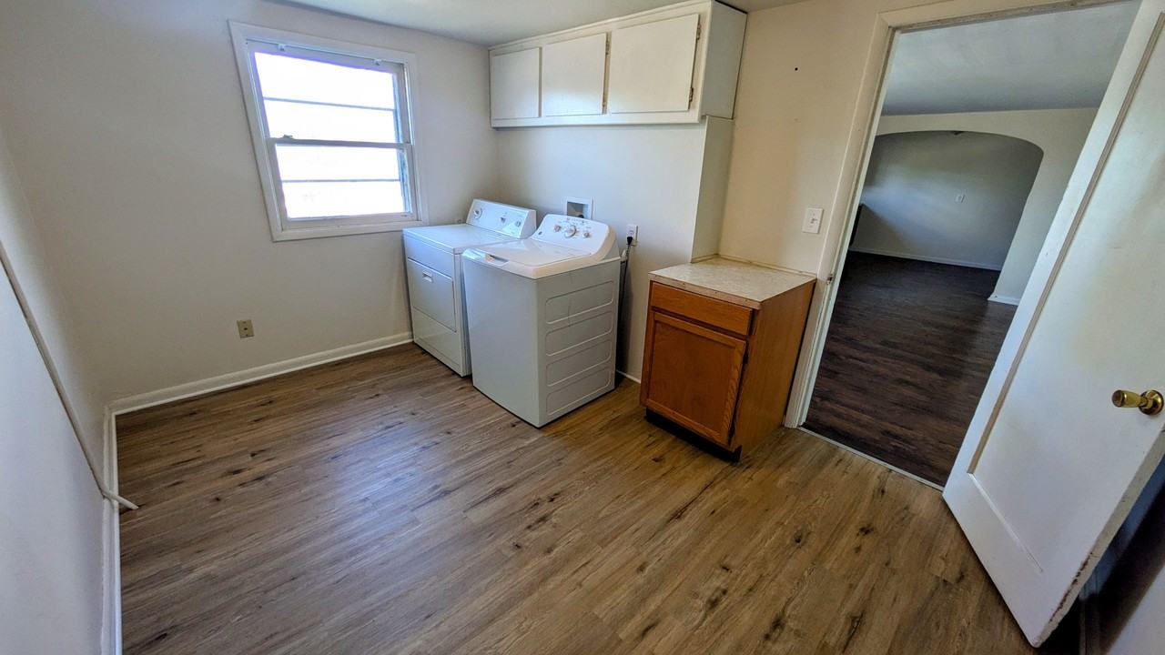 1014 S Garry Rd - Photo 2 of 12