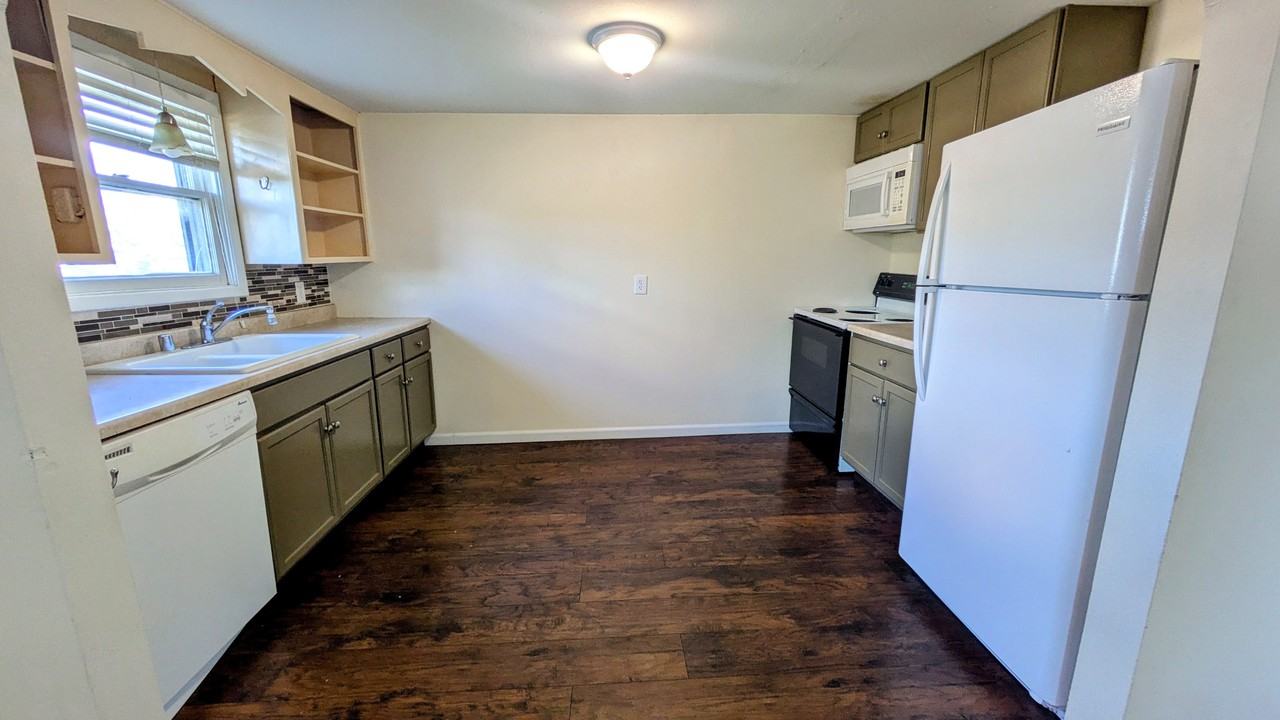 1014 S Garry Rd - Photo 4 of 12