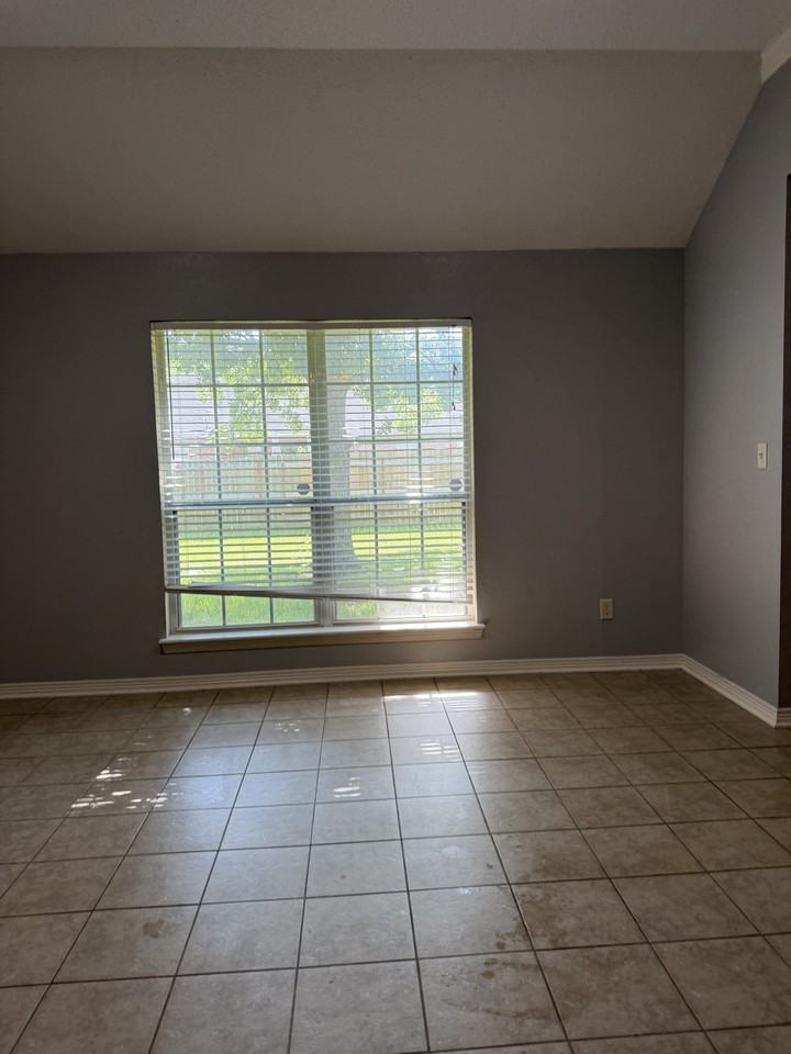 515 Second St - Photo 5 of 18