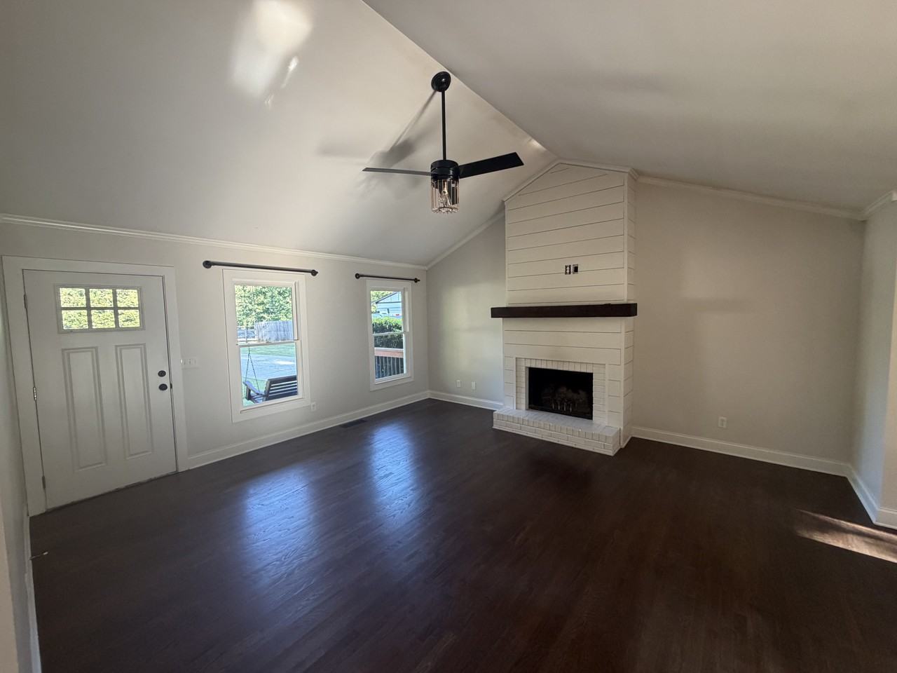 3270 Glasco Dr - Photo 4 of 15