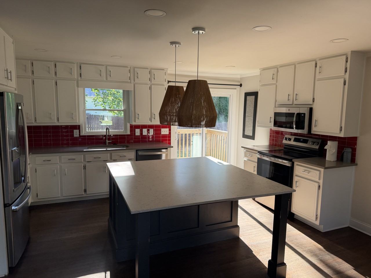 3270 Glasco Dr - Photo 5 of 15