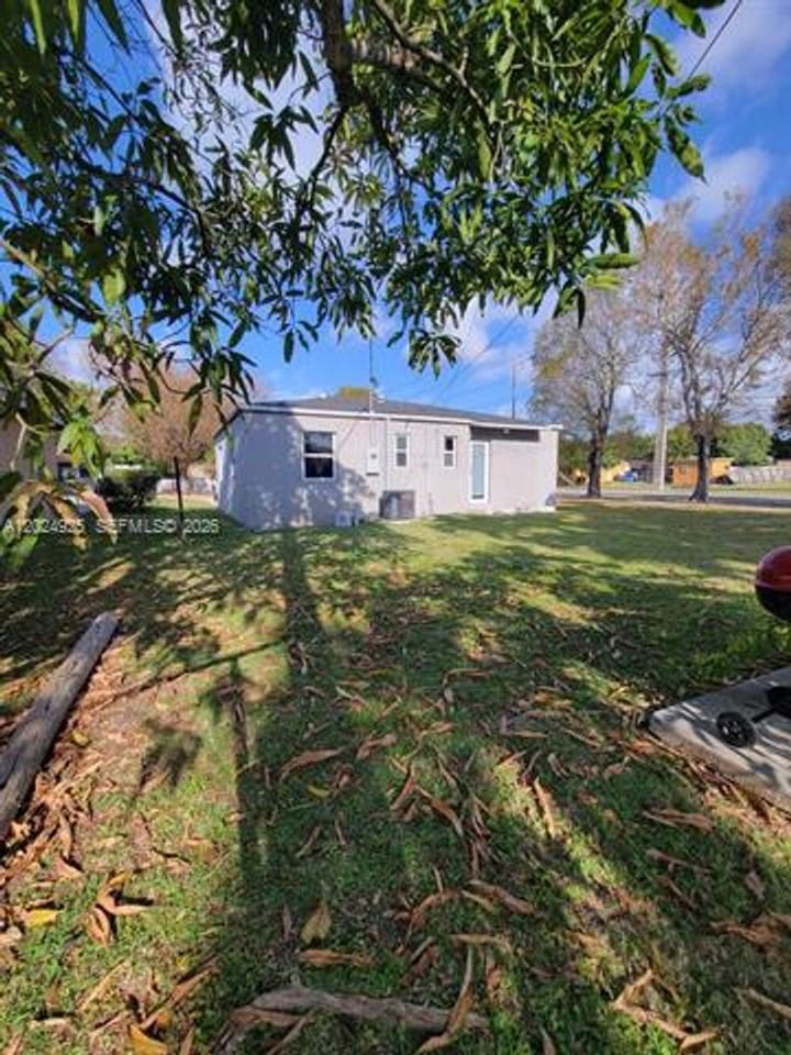 6401 Sw 58th Ave - Photo 3 of 12