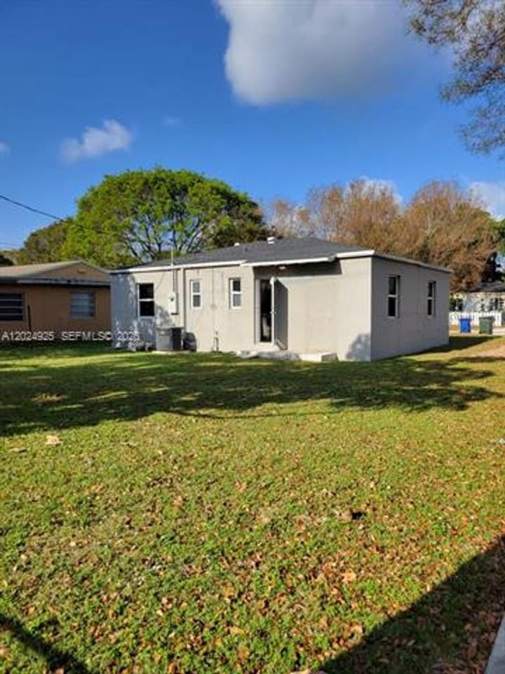6401 Sw 58th Ave - Photo 4 of 12