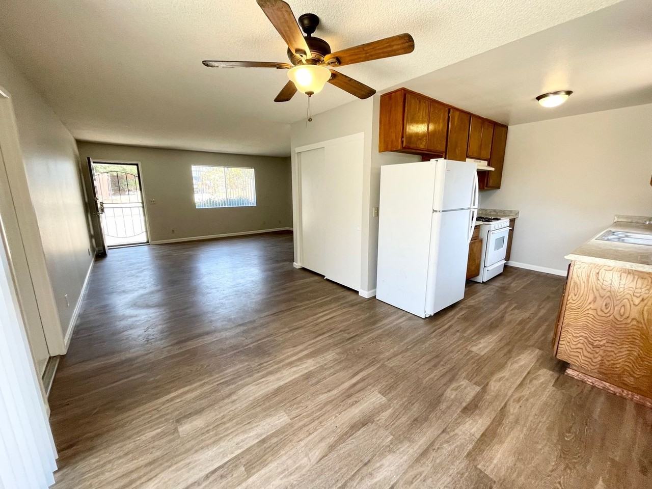 2350 Sea Breeze Dr - Photo 2 of 15