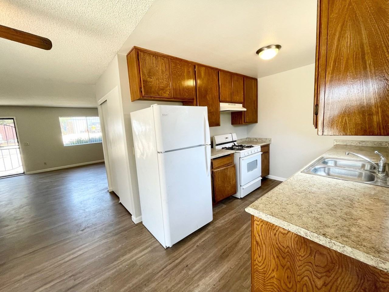 2350 Sea Breeze Dr - Photo 3 of 15