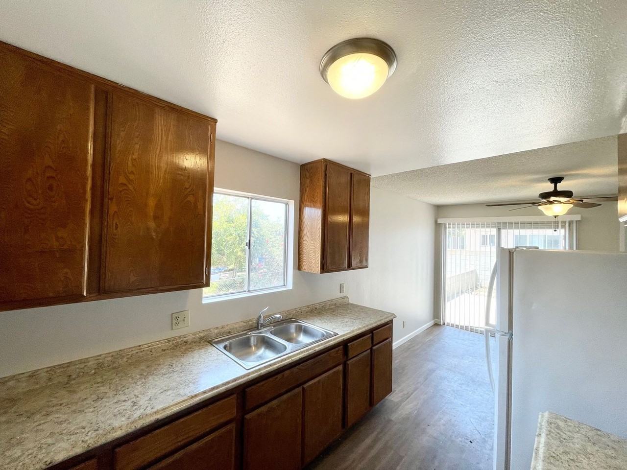 2350 Sea Breeze Dr - Photo 4 of 15