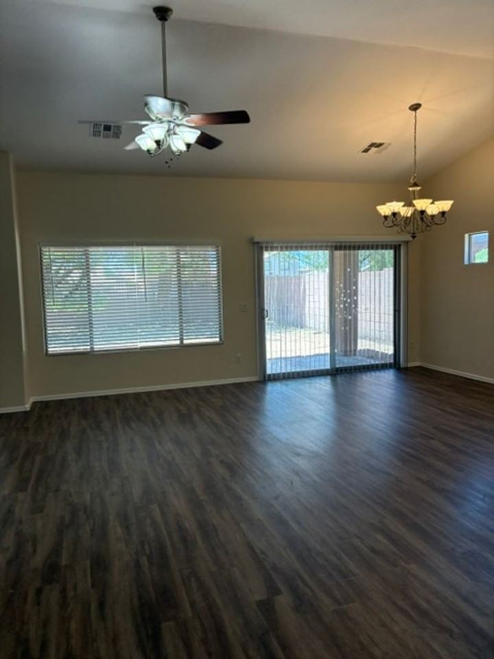 802 S 112th Ave - Photo 2 of 24