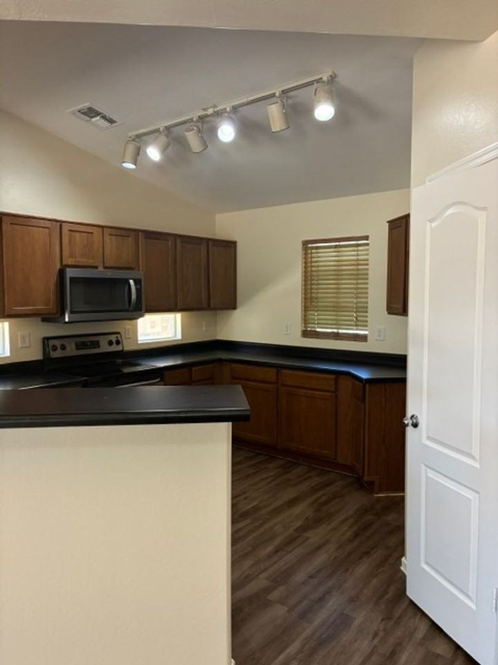 802 S 112th Ave - Photo 3 of 24