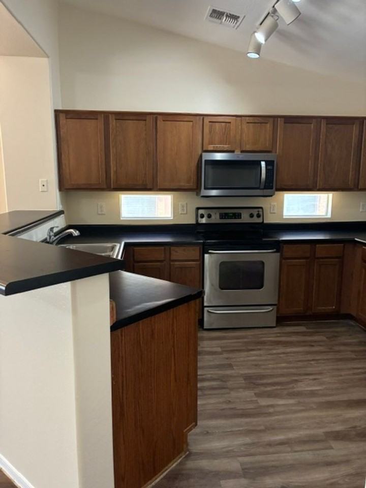 802 S 112th Ave - Photo 4 of 24