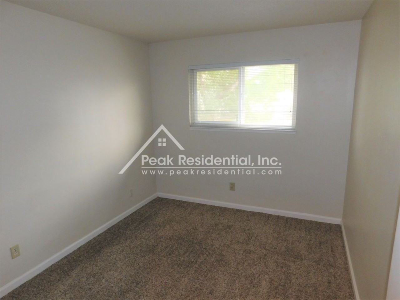 10260 Mills Station Rd - Photo 7 of 17