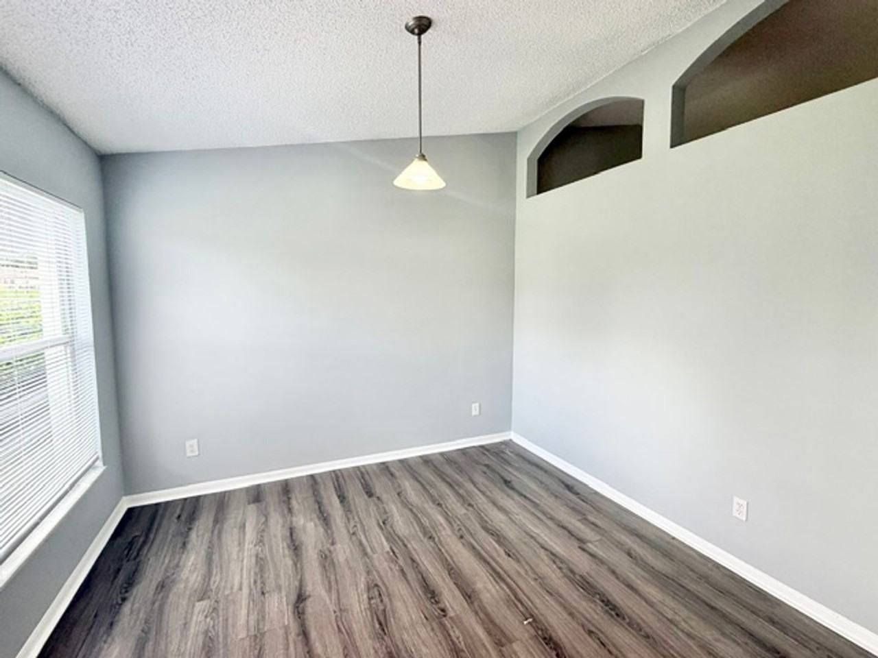 1081 Leeward Dr - Photo 3 of 19